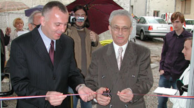 Gradonačelnik Milan Kolić i akademik i rektor Daniel Rukavina otvaraju novu dvoranu u Gospiću, 2004.                                                                                                                                                      